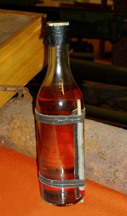 Fayl:Molotovin cocktail.jpg