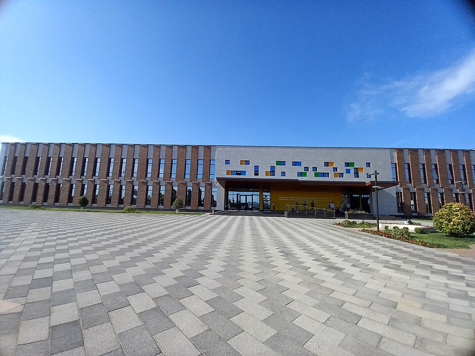 Fayl:Presidential scool. Namangan 01.jpg