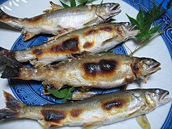 Shioyaki (tuz bilan panjara qilingan ayu)