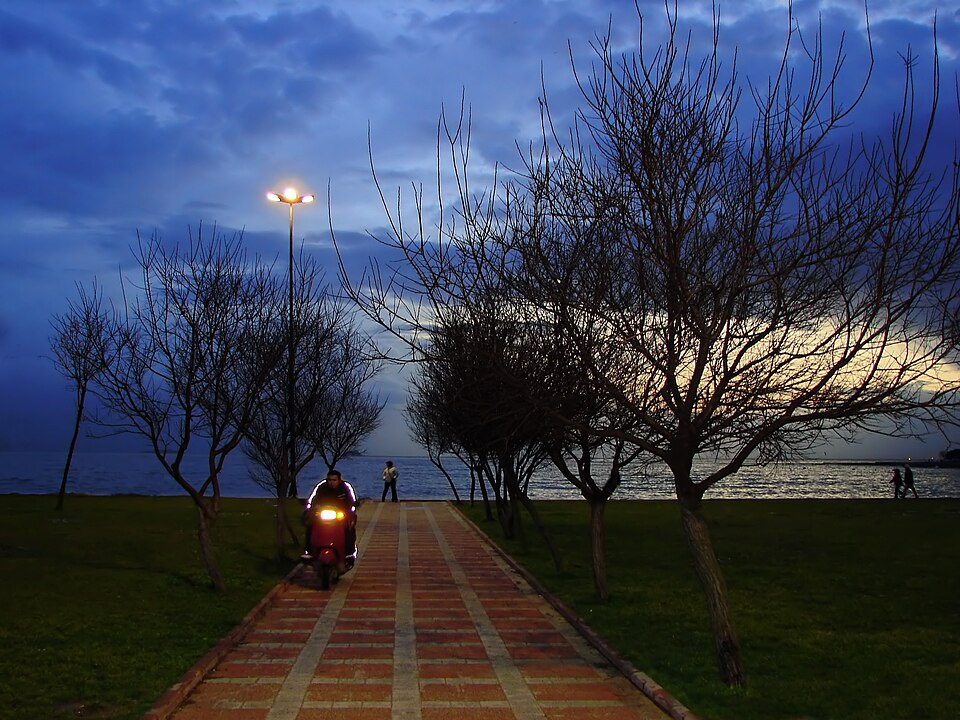 Fayl:Caddebostan 07760.jpg