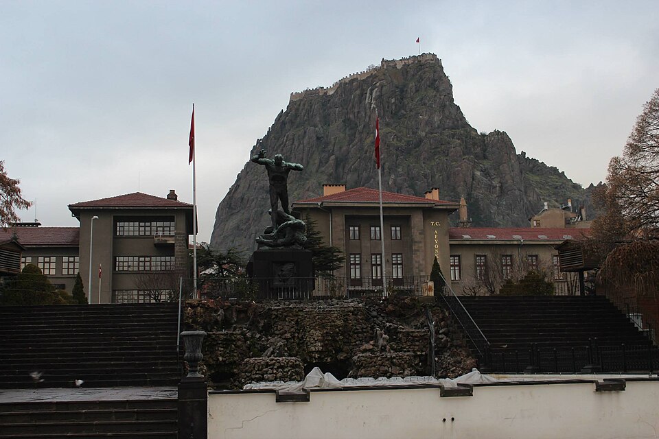 Fayl:Cumhuriyet Meydanı ve Utku Anıtı.jpg