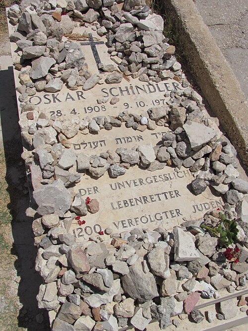 Fayl:Schindlergrave2010.jpg