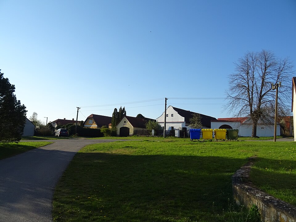 Fayl:Černýšovice, náves.jpg