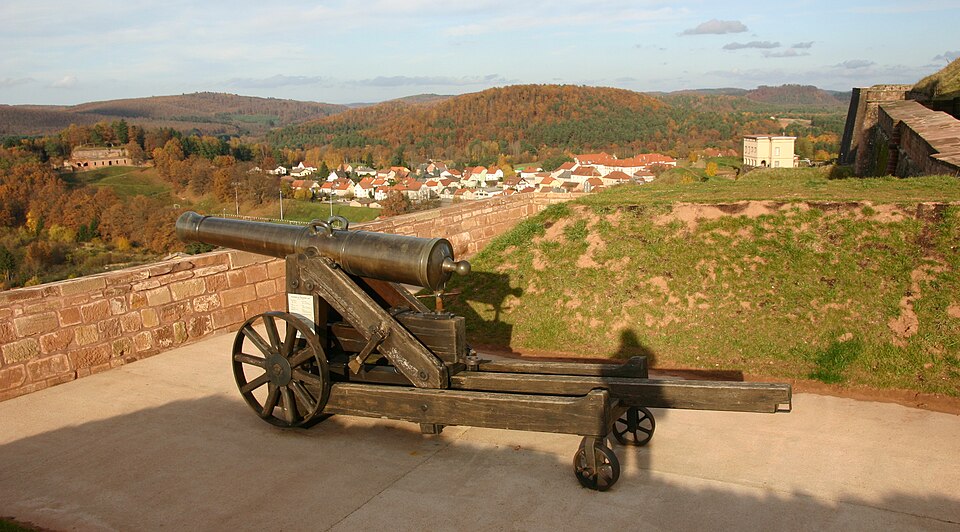 Fayl:Bitsch-Zitadelle-58-Kanone-2008-gje.jpg