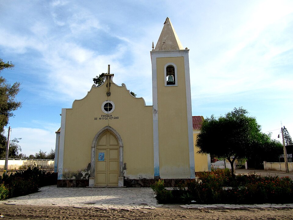 Fayl:Church in Tombua, Namibe, Angola.JPG