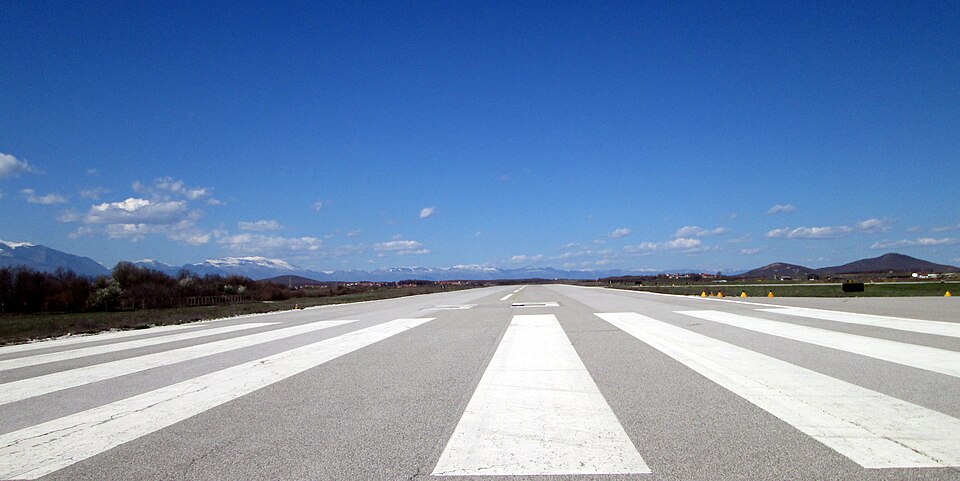 Fayl:Gjakova Airfield RWY 35.JPG