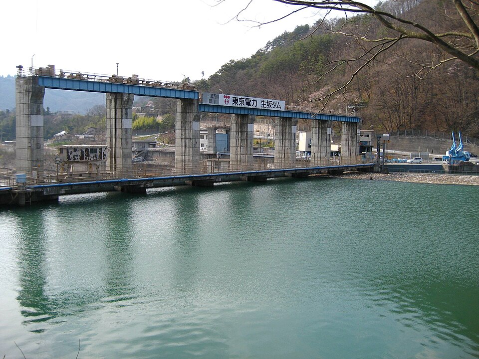 Fayl:Ikusaka Dam lake.jpg