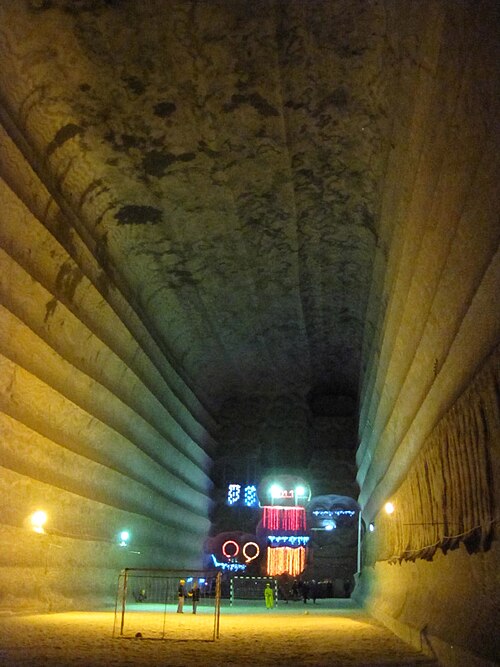 Fayl:Soledar salt mine concert hall.jpg