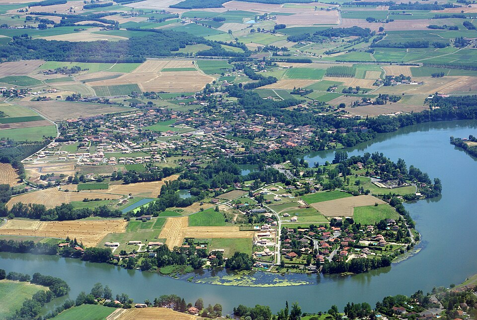 Fayl:Aerial-photo-Lagrave-Tarn.jpg