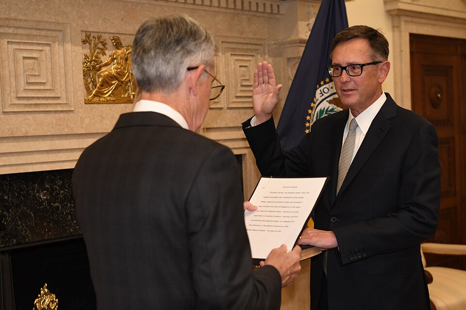 Fayl:Clarida swearing in.jpg