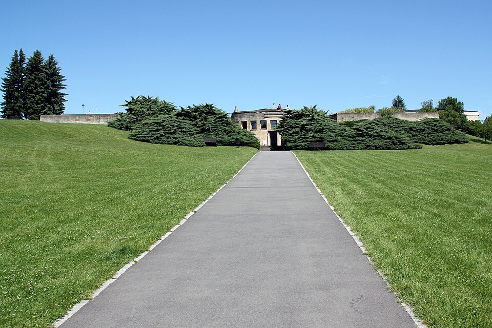 Fayl:Lidice Gedenkstätte Pelz.jpg