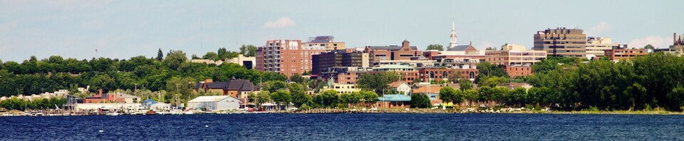 Fayl:Burlington from Lake Champlain.jpg