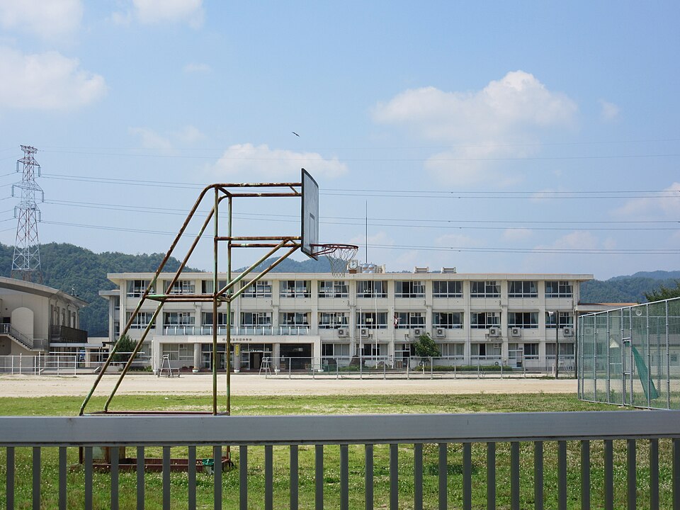 Fayl:Kawabe lower Secondary School.jpg