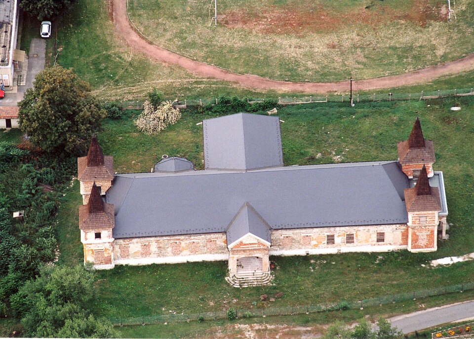 Fayl:Szirmabesenyő - Castle.jpg