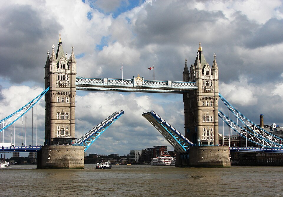 Fayl:Tower Bridge,London Getting Opened 5.jpg