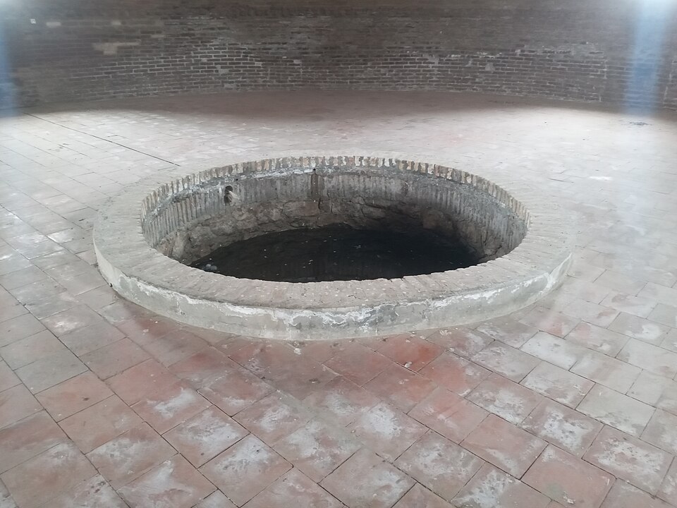Fayl:Yoʻgochli sardoba, hovuz.jpg