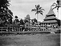 1890–1916-yillarda atrofidagi hovuz va binolar bilan Bingkudu masjidi koʻrinishi