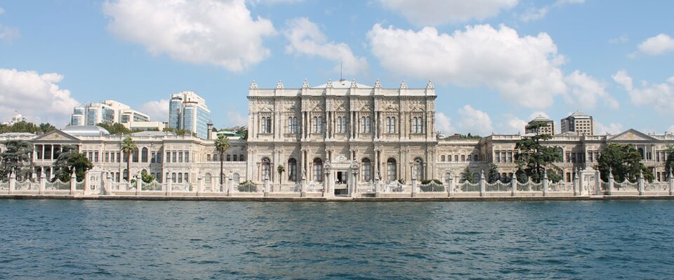 Fayl:Dolmabahçe Palace (cropped).JPG