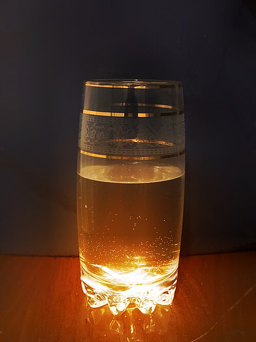 Fayl:Glass Half Full.jpg