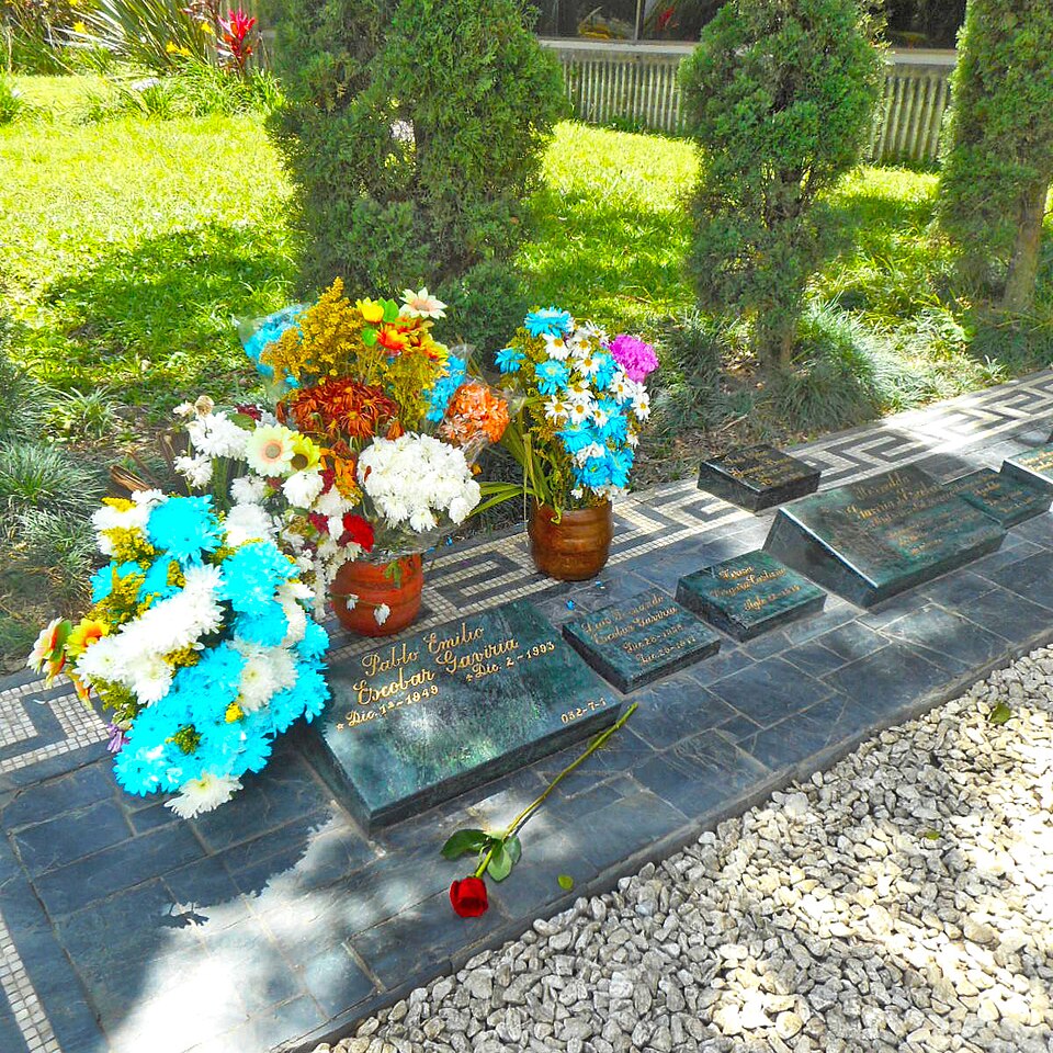 Fayl:Pablo Escobar Tomb.jpg