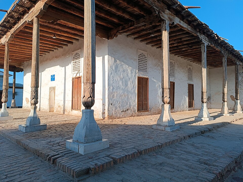 Fayl:Chakar Mosque from left side.jpg