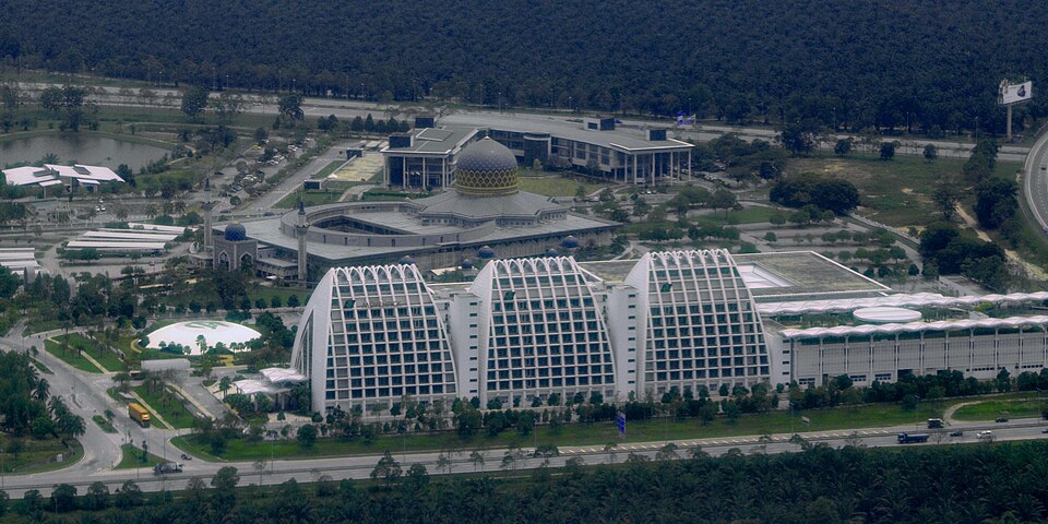 Fayl:Cmglee KLIA mosque hotel.jpg