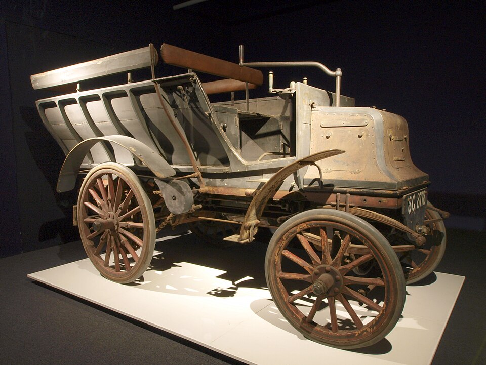 Fayl:Daimler 6hp twin-cylinder Six-seat brake.JPG