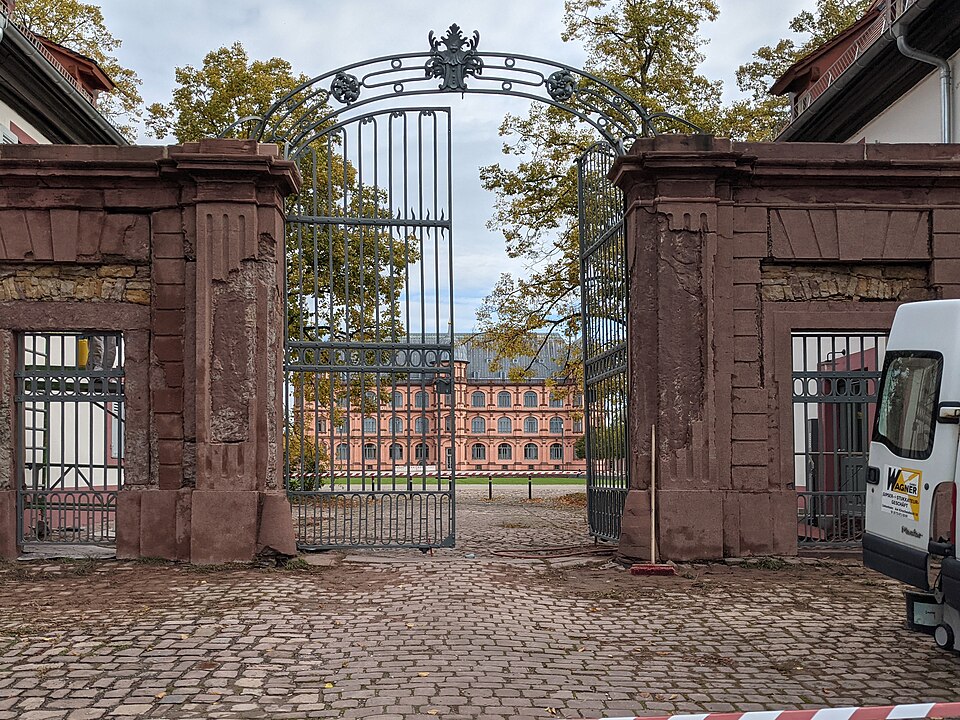 Fayl:Karlsruhe-Schloss Gottesaue-34-Portal-2021-gje.jpg