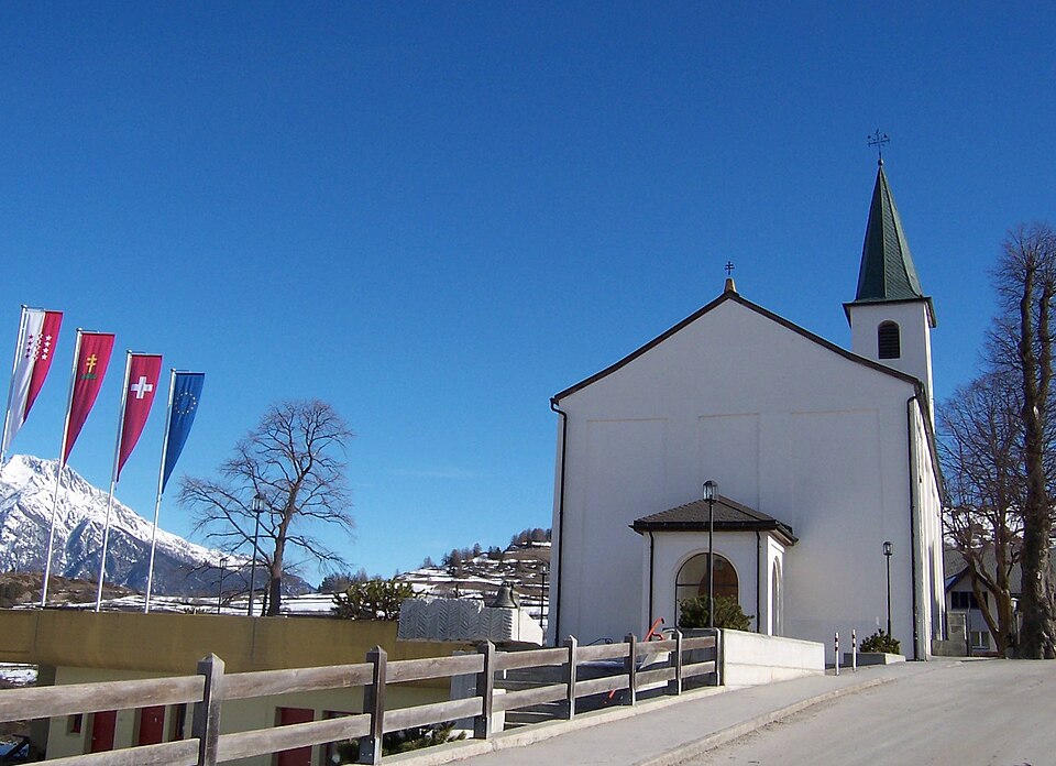 Fayl:Kirchenplatz Unterbäch.jpg