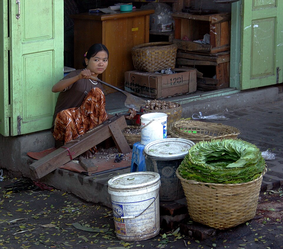 Fayl:Mandalay-Markt-10-Betelnuss-Schneiderin-gje.jpg