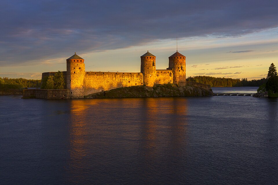 Fayl:Olavinlinna on sunset.jpg