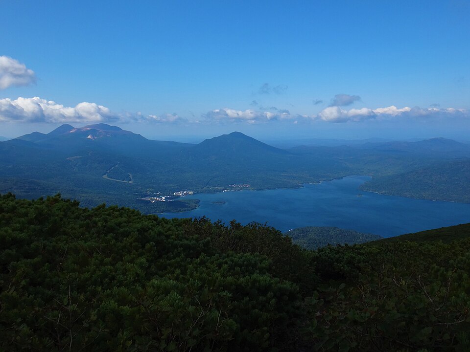 Fayl:雄阿寒岳から雌阿寒岳と阿寒湖.jpg