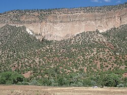 San-Diego kanyonidagi Bandelier Tuff. Pastki Otowi aʼzosi bitta massiv sovutish moslamasi, yuqori Tshirege aʼzosi esa bir nechta sovutish moslamalaridan iborat.