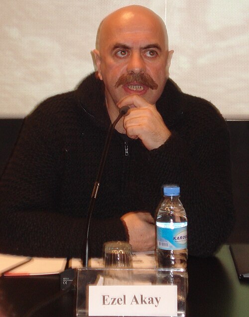 Fayl:Ezel Akay.JPG