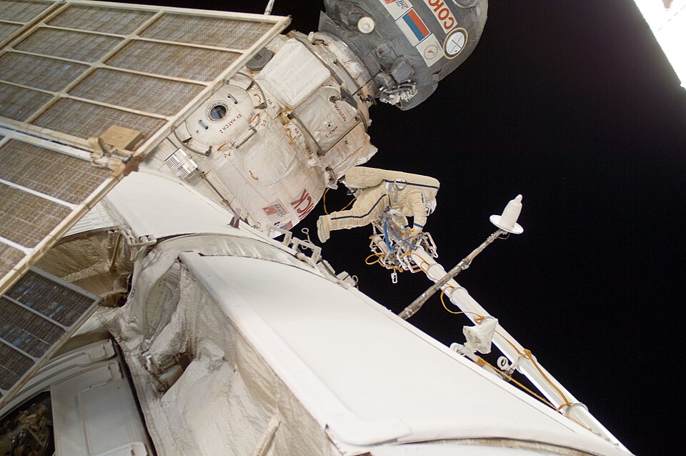 Fayl:ISS-32 Russian EVA12.jpg