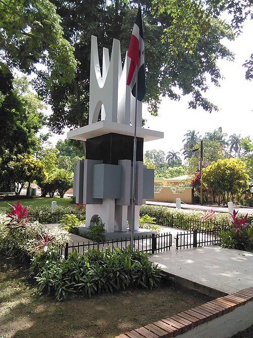 Fayl:Monumento hermanas Mirabal.jpg