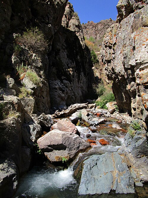 Fayl:Nurekata in rocks.JPG