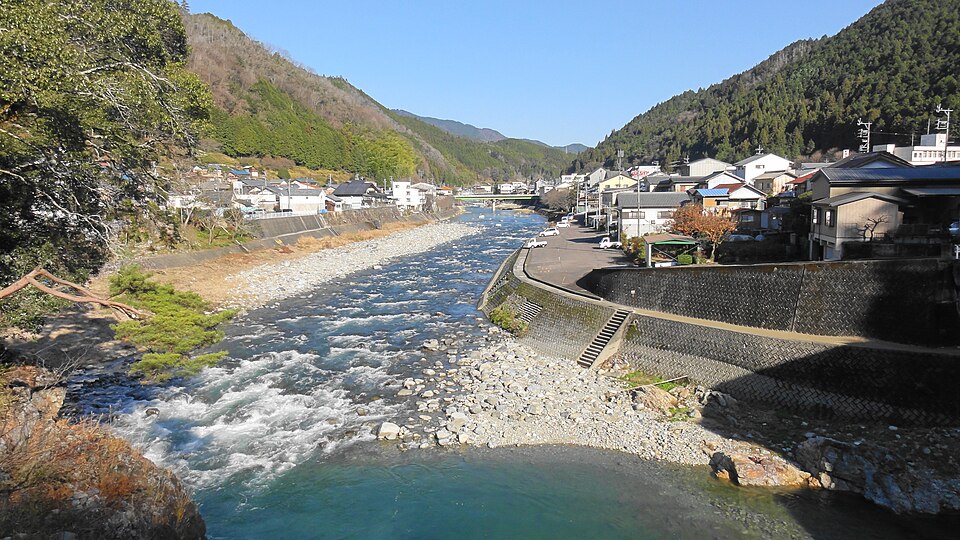 Fayl:Shirakawa in Gifu.JPG