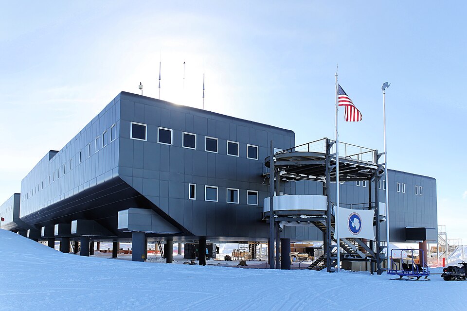 Fayl:SouthPoleStationDestinationAlpha.jpg