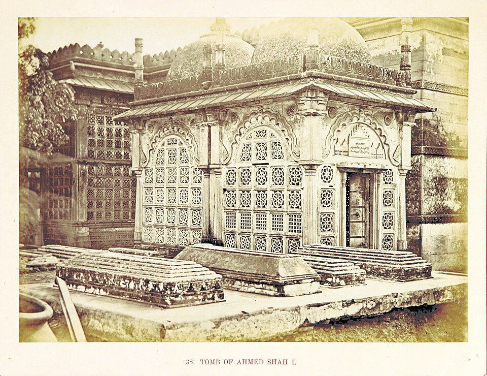 Fayl:Ahmed Shah's Tomb 1866.jpg