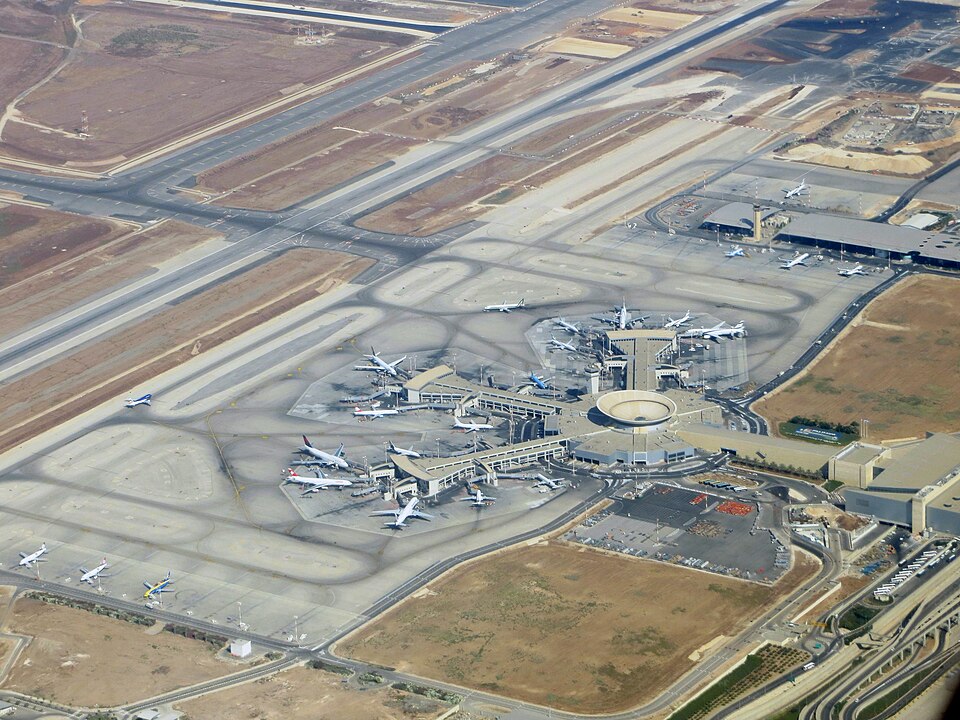 Fayl:Ben-gurion-airport-terminal--september-2012.jpg