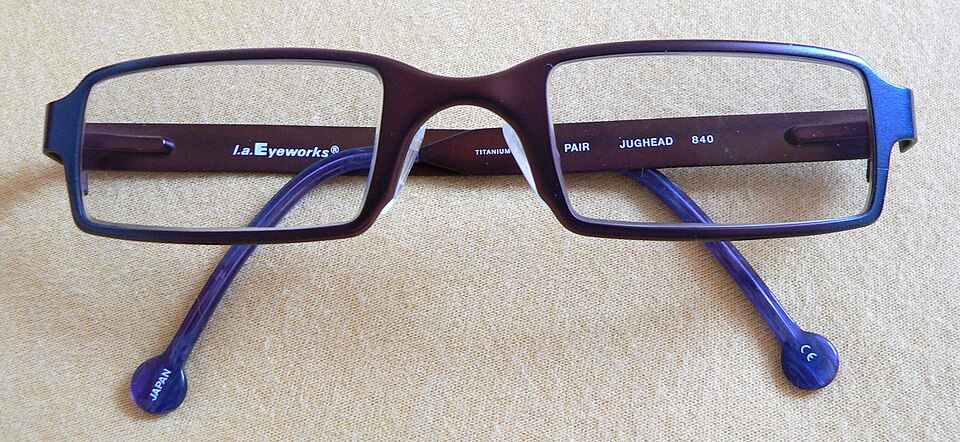 Fayl:Brille eingeklappt (fcm).jpg