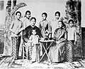 Kichkina RA Kartinining ota-onasi va ukalari bilan studiya portreti. ( 1890-yillar fotosurati ).