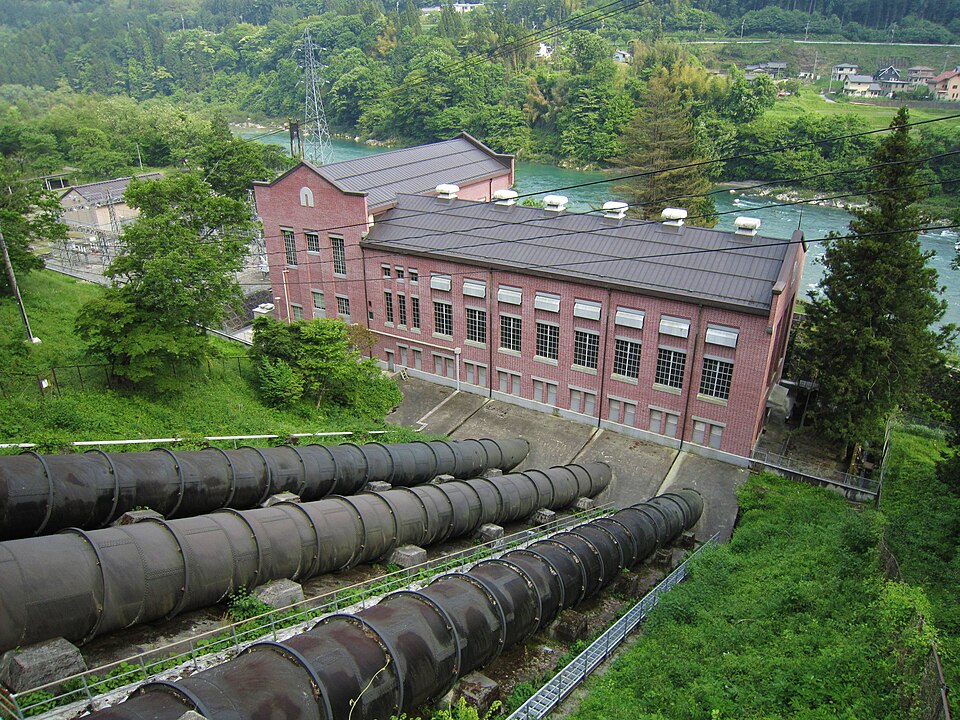 Fayl:Okuwa power station and penstock.jpg