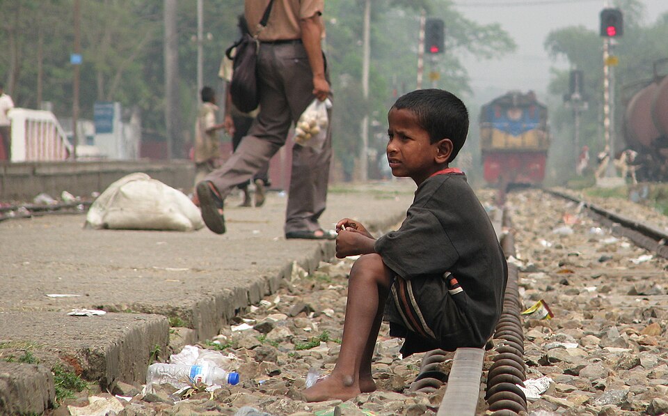 Fayl:Street Child, Srimangal Railway Station.jpg