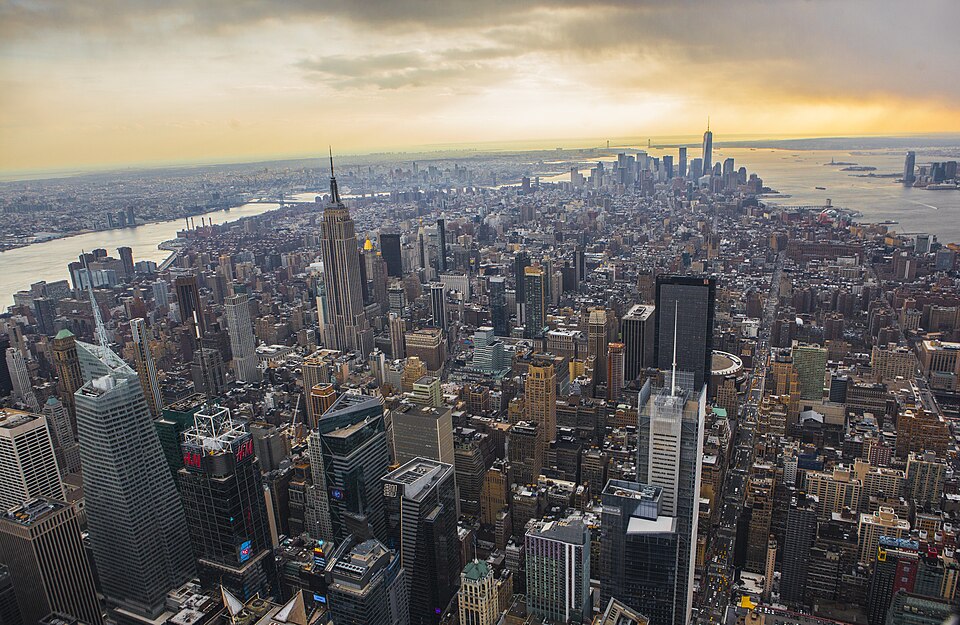 Fayl:Above Gotham.jpg