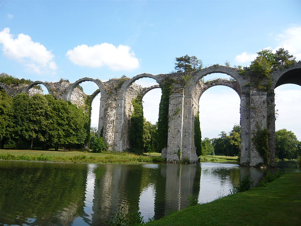 Fayl:Aqueduc chateau Maintenon.jpg