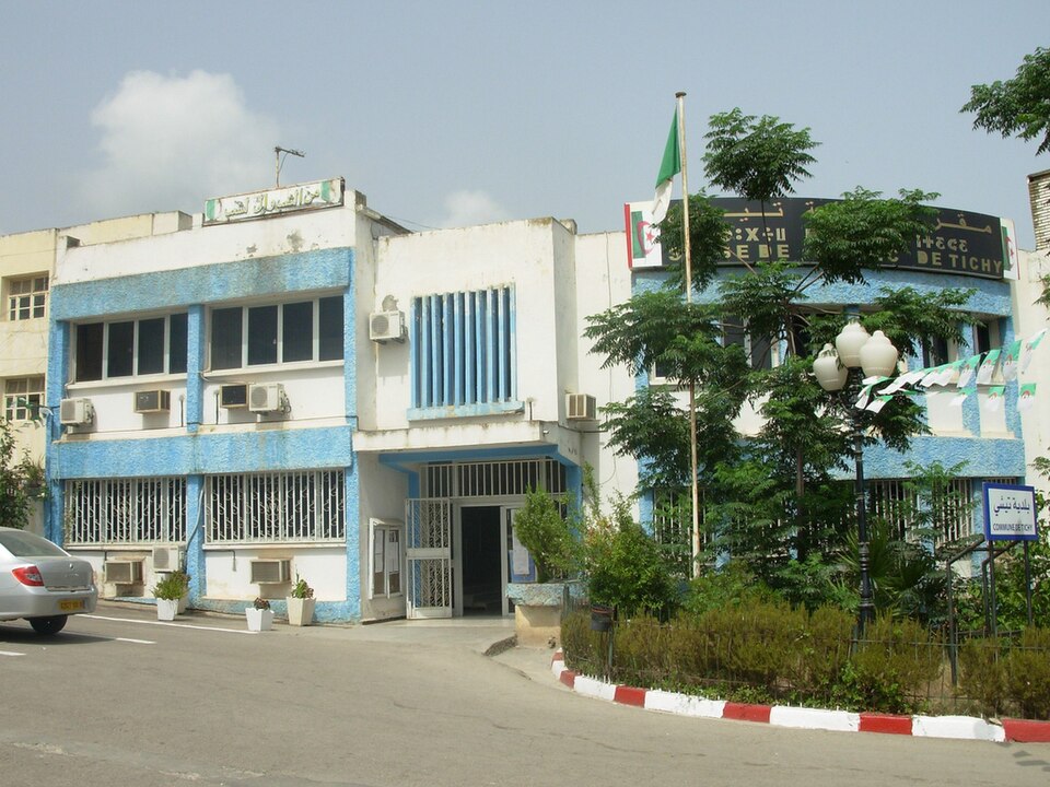 Fayl:Mairie de Tichy.jpg