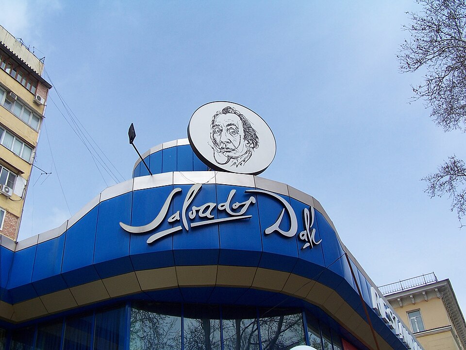 Fayl:Salvador Dalí restaurant Tashkent.JPG