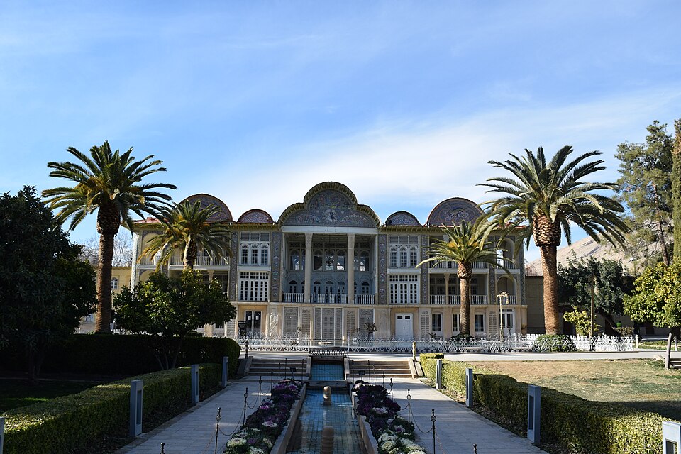 Fayl:Sunny day in Eram Garden.jpg